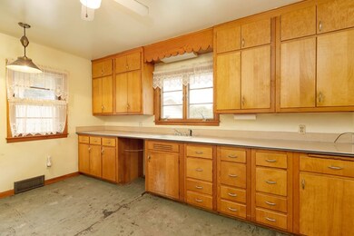 1018 W 1 St, Cedar Falls, IA 50613 - photo 7