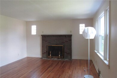 Living room, view of the pristine hardwood
