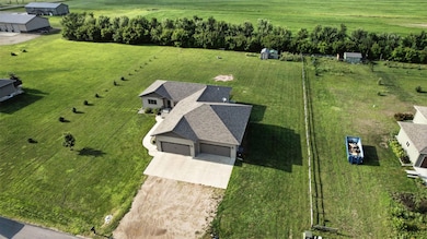 2636 Anthony Ave, Mitchell, SD 57301 - photo 2