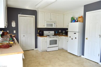 3168 Sundance Dr, Burlington, NC 27217 - photo 5