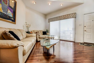 005_Family Room