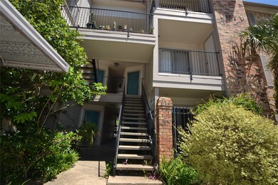 GREAT LOCATION OF THIS UNIT ,PARKING IS JUST FRONT