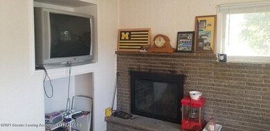 Family room w fireplace