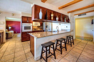 BREAKFAST BAR / KITCHEN