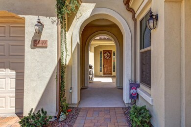 104-FrontCourtyard_Entry