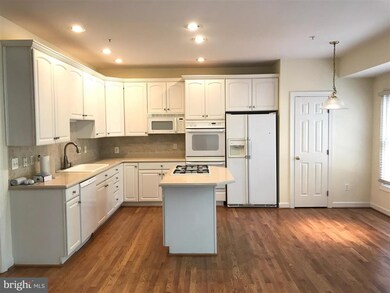 8022 Kidwell Ct, Vienna, VA 22182 - photo 6