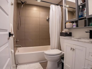 Bathroom with vanity and shower / bathtub combination with curtain