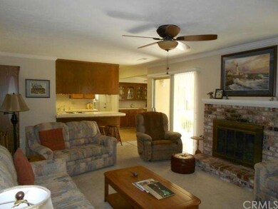 Nice large family room that flows into kitchen are
