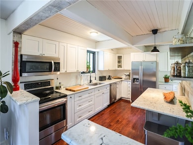 LOVE everything about this white kitchen from the