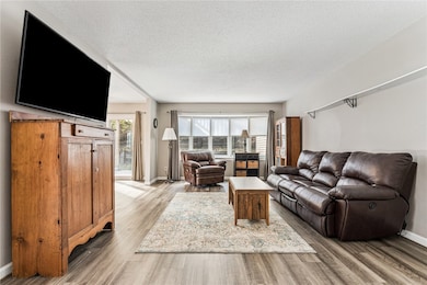 3915 Lexington Dr NE unit B, Cedar Rapids, IA 52402 - photo 3