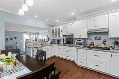 Prepare gourmet meals and enjoy in the spacious ki