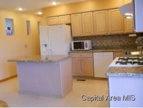 121 Coralberry Dr, Jacksonville, IL 62650 - photo 3