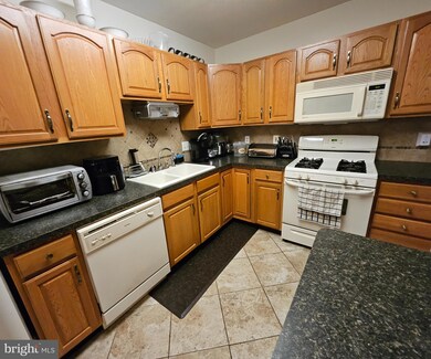 406 W Wayne Ave unit 2ND FLR, Wayne, PA 19087 - photo 5