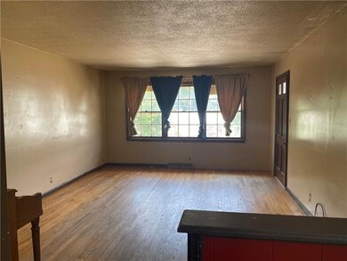 Great natural light in family room and kitchen-sun
