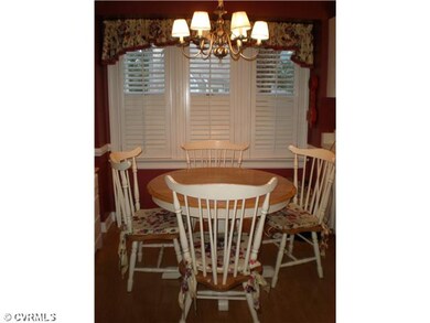 Kitchen - eat in area