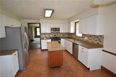 Bright roomy Eat-in Kitchen w/ SS appliances & Isl