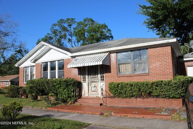Side View/Garage To Right