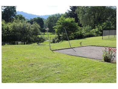 Yard/Garden. Peaceful setting just minutes from do