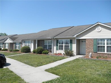 202 Oakmont Cir, High Point, NC 27263 - photo 3