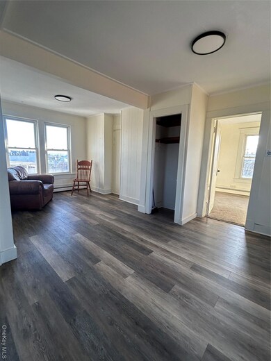 25 Auburn Ave unit 2, Bay Shore, NY 11706 - photo 4