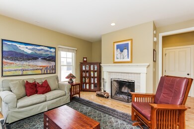 007-Living_Room-2307472-medium
