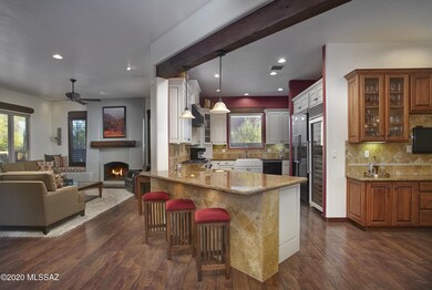 Kitchen w/breakfast bar