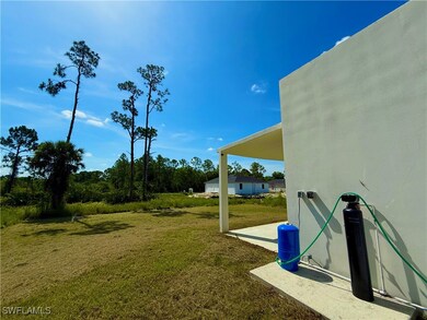 View of grassy yard