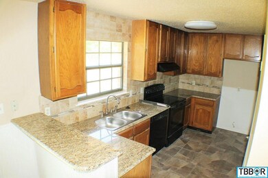 410 Skyview Cir, Troy, TX 76579 - photo 5