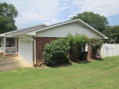 102 W Bridges St, Landrum, SC 29356 - photo 4