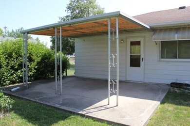 111 E 28th St S, Newton, IA 50208 - photo 6