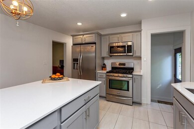 842 Cummins Pkwy, Des Moines, IA 50312 - photo 6