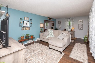 3817 43rd St, Des Moines, IA 50310 - photo 4