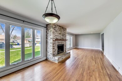 2101 Westview Dr, Des Plaines, IL 60018 - photo 3