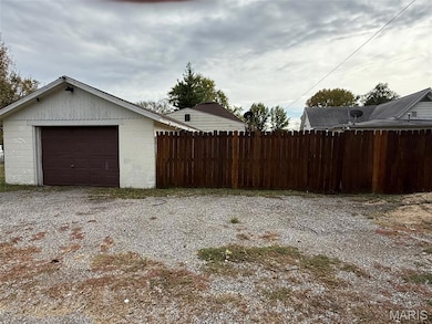 518 E Keyes St, Du Quoin, IL 62832 - photo 2