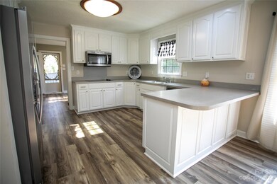 Kitchen with breakfast bar