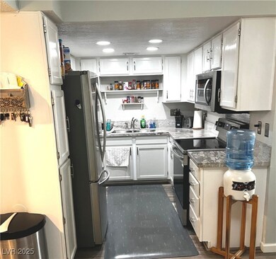 Kitchen quartz countertops, white cabinets, stainl