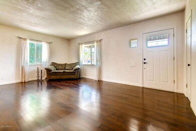 1934 W Earll Dr Phoenix AZ-large-005-Liv