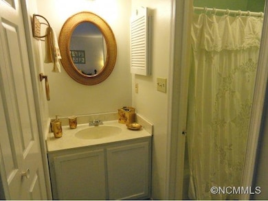 61 Lynwood Cir, Asheville, NC 28806 - photo 7