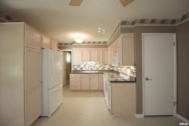 634 Westerfield Rd, Davenport, IA 52806 - photo 7