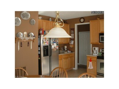 Stainless steel appliance stay!  Nice size pantry 