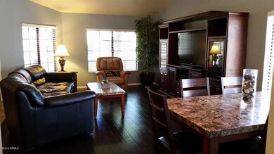 Living Rm & Dining Rm w/hardwood floors