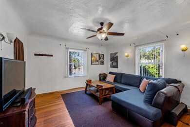 Living Room (5 of 34)