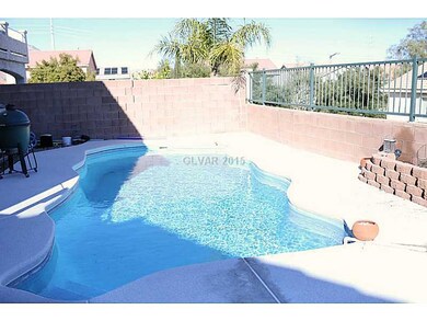 Swimming Pool/Hot Tub/Sauna. Pool features solar h