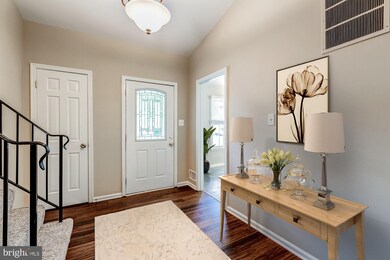 9365 Tovito Dr, Fairfax, VA 22031 - photo 4