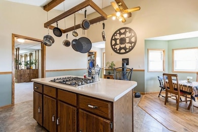 Kitchen island w/gas cooktop