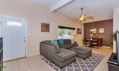 706 E Cavalier Dr-large-003-26-Living Ro