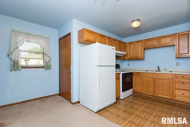6304 Scott St, Davenport, IA 52806 - photo 3