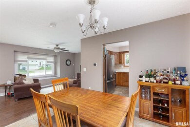 2705 E 35th St, Davenport, IA 52807 - photo 5