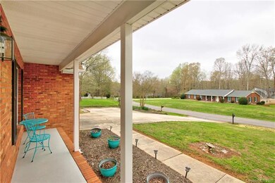 207 Wickersham Dr, Statesville, NC 28625 - photo 3