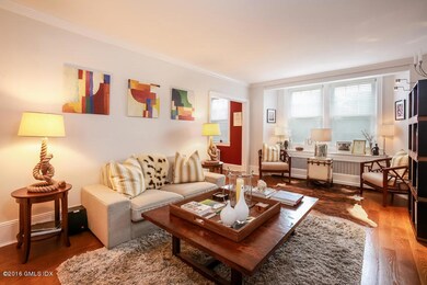 Living Room w Windows